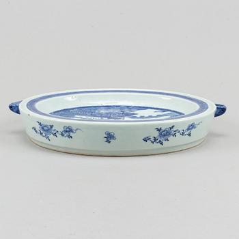 A blue and white hot water dish, Qing dynasty, 19th century.