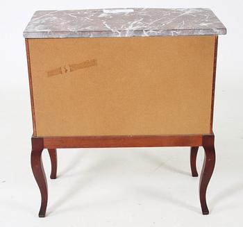 BYRÅ, gustaviansk stil.