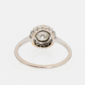 RING, platina, A.Tillander ca 1940-50-tal totalt ca 0,46 ct. Vikt 2,6 g.