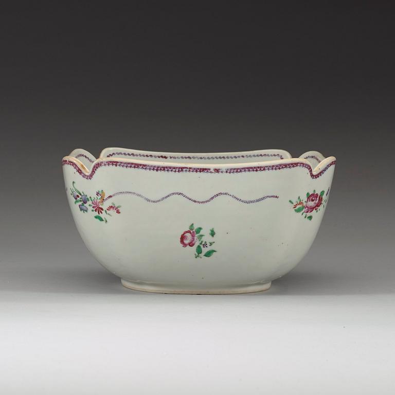 A famille rose square bowl, Qing dynasty, Qianlong (1736-95).