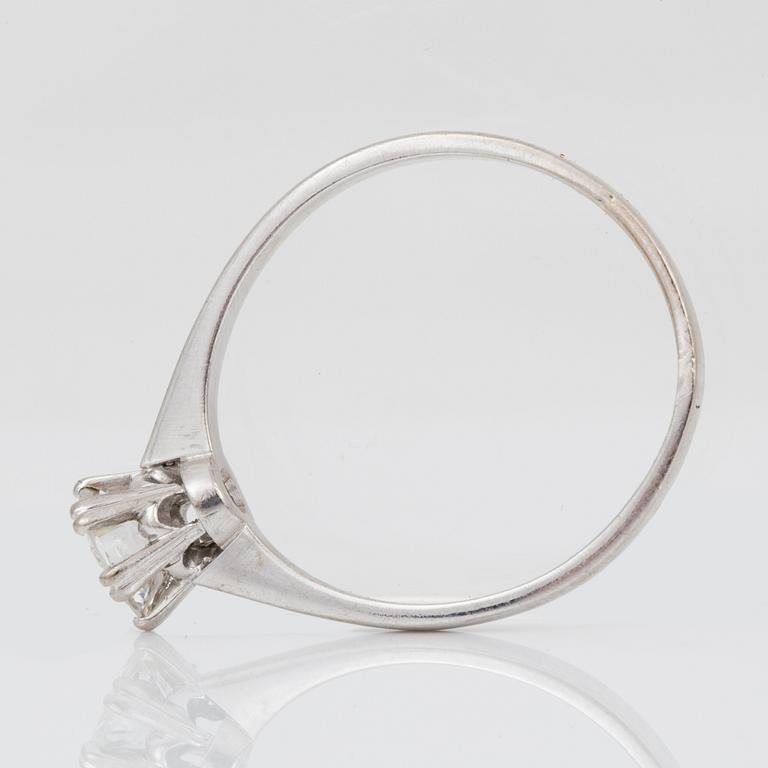 RING, med briljantslipad diamant, ca 0,74 ct enligt gravyr, J Petterssons, Stockholm, 1967.