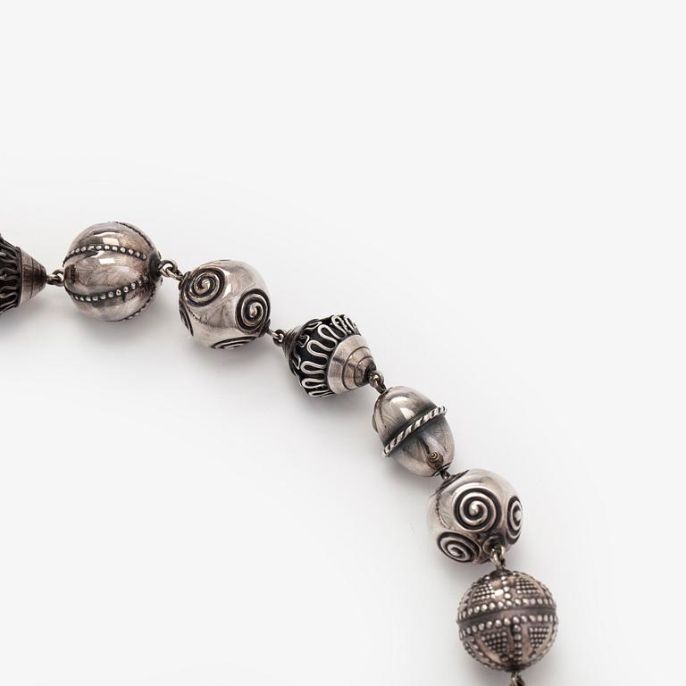 Kalevala Koru, "Halikon kääty", necklace and bracelet, silver, 1988.