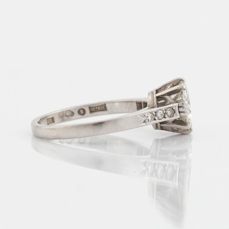 Platinum and old brilliant cut diamond ring, ca 1,75 ct.