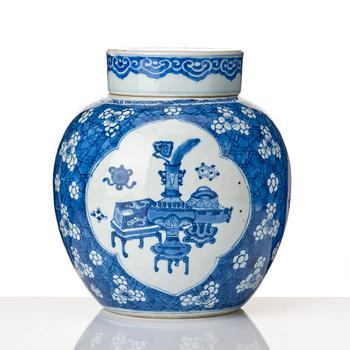 A blue and white jar with cover, Qing dynasty, Kangxi (1662-1722).