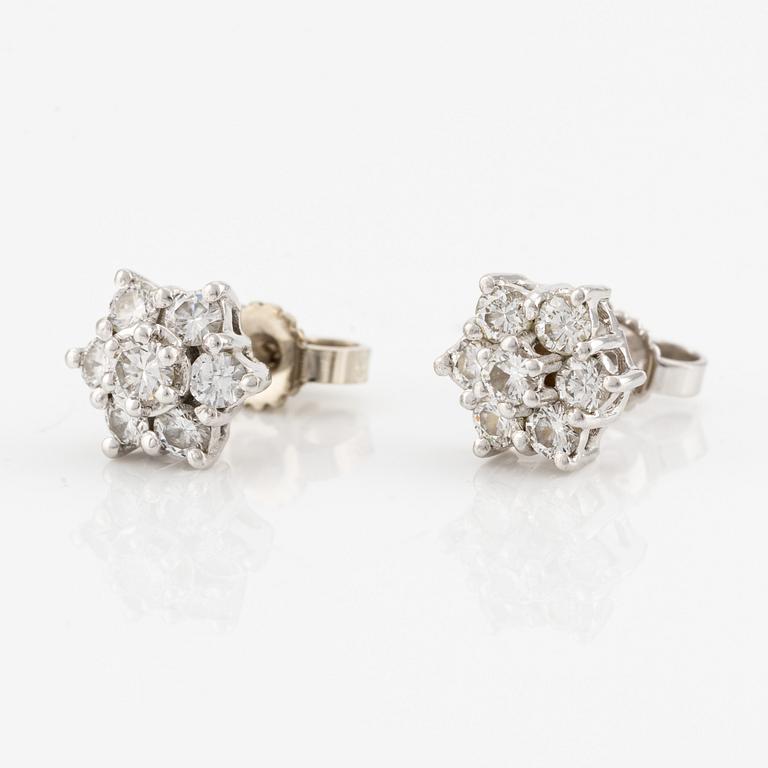 Örhängen, ett par, vitguld med briljantslipade diamanter.