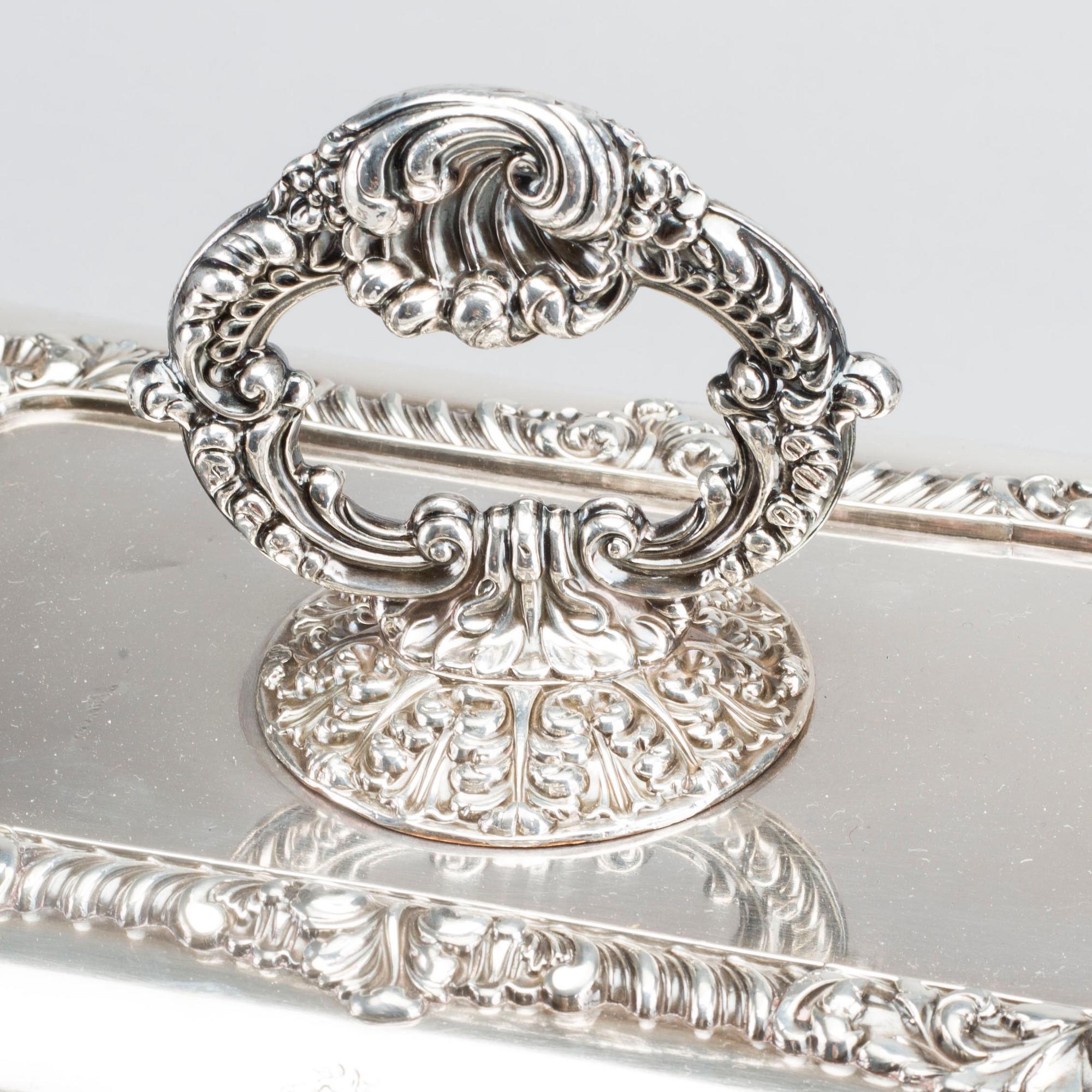 A plate serving dish with lid, probably England, 20th century.