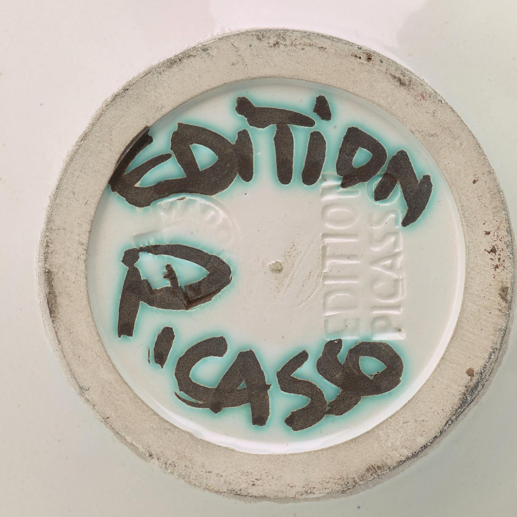 A Pablo Picasso faience bowl 'Oiseau au ver', Madoura, Vallauris, France post 1952, Ramié 172.