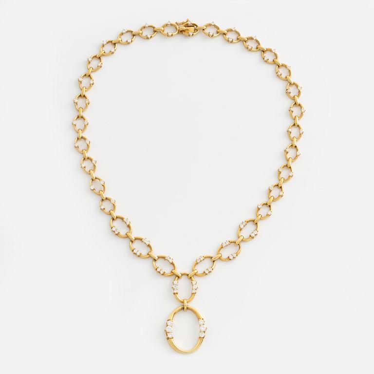 An 18K gold necklace set with round brilliant-cut diamonds.