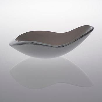 GUNNEL NYMAN, A DISH. Eggshell. Sign. G. Nyman Iittala. Designed in 1947.