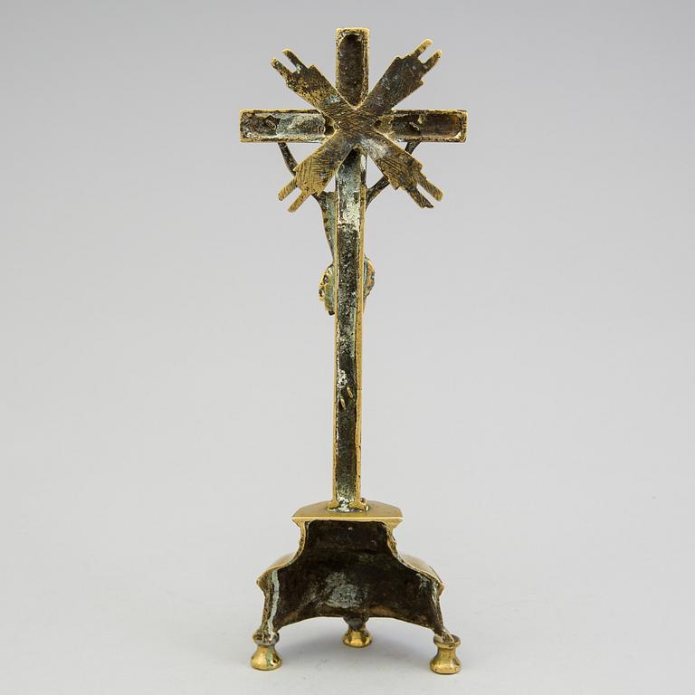 AN 18TH CENTURY BRONZE CRUCIFIX.