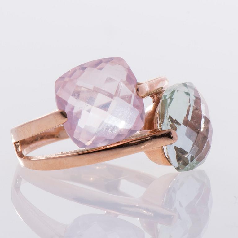RING, 18K guld, cushion cut rosenkvarts och prasiolit, italienska stämplar. Vikt 5,4 g.