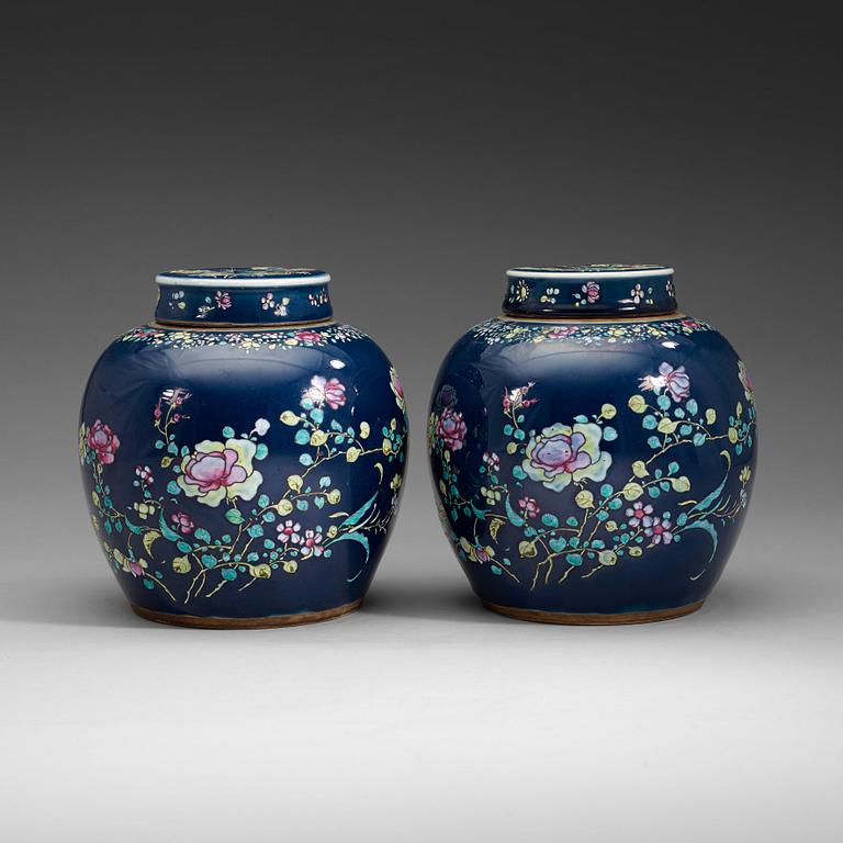 A pair of famille rose and powder blue jars with covers, Qing dynastin, Qianlong (1736-95).