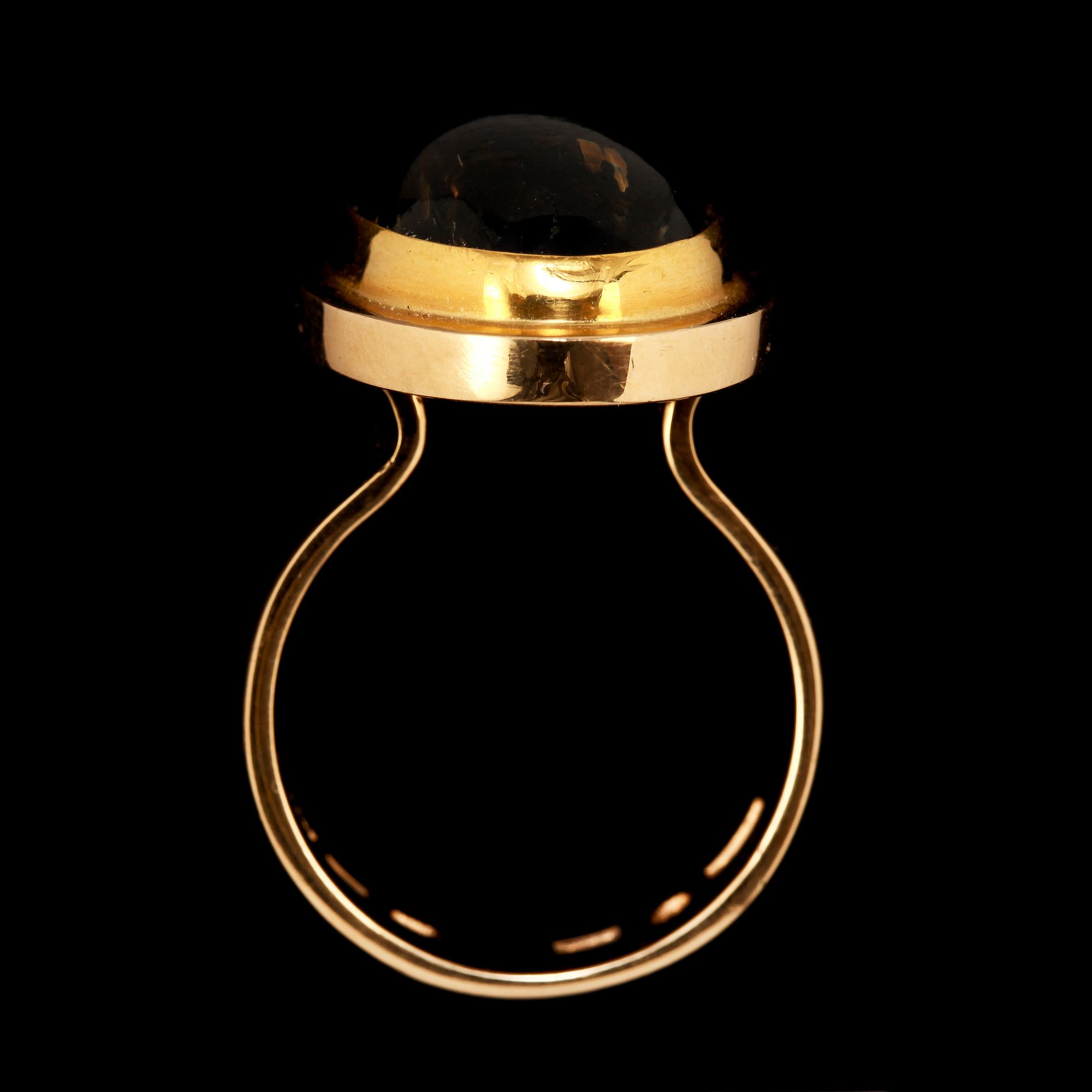 RING, 18k guld med cabochonslipad vulkansten, A Högbergs eftr Göteborg 2004. Vikt 17 g.