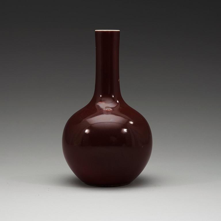 A 'sang de boeuf' glazed vase, Qing dynasty (1644-1912).