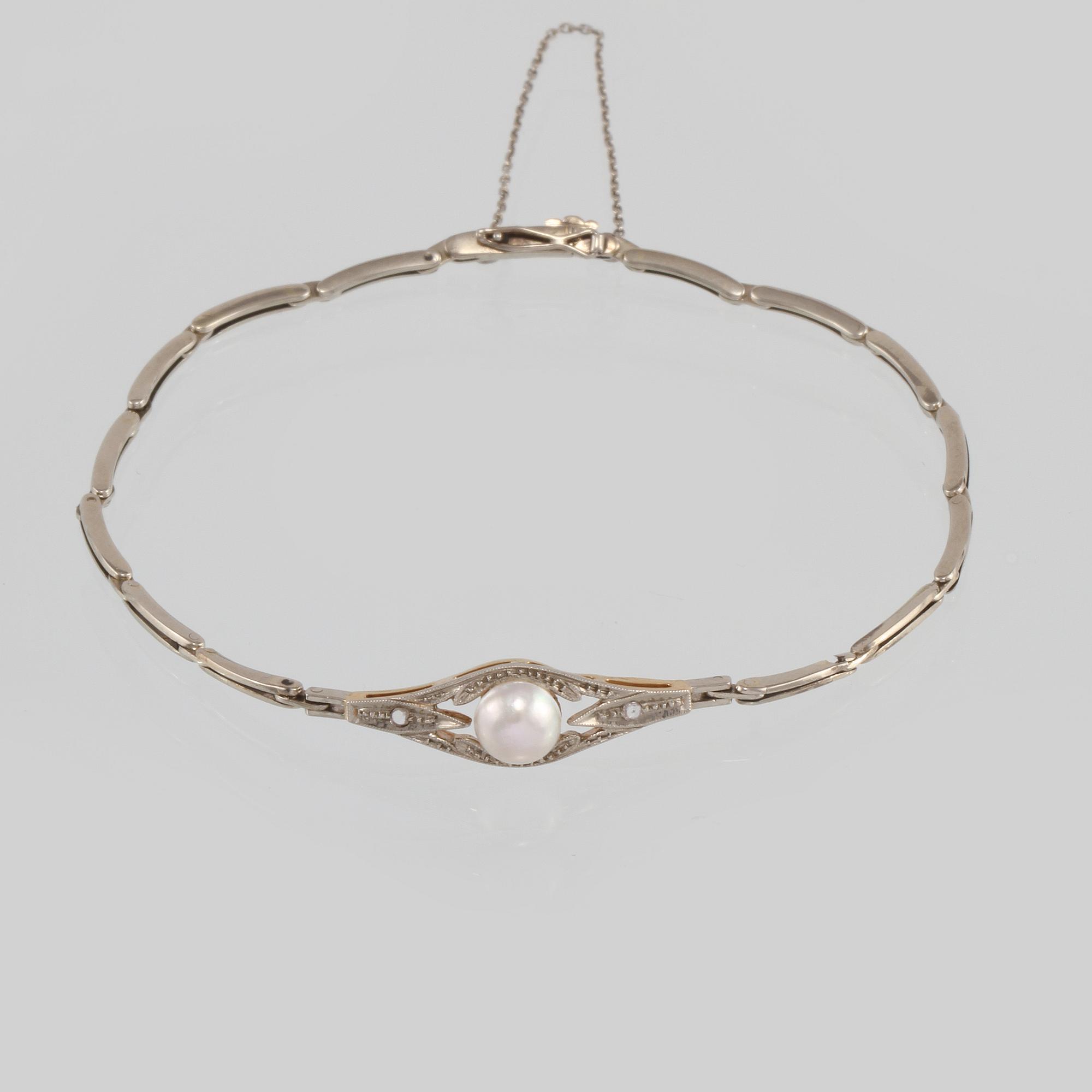 ARMBAND, 18K guld med 2 små diamanter samt odlad pärla, importstämplat. Vikt 4,5 gram.