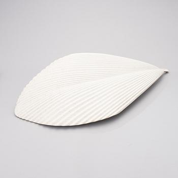 A CERAMIC DISH. Gardena leaf platter, Pro Arabia Art, Finland. Design 2002.