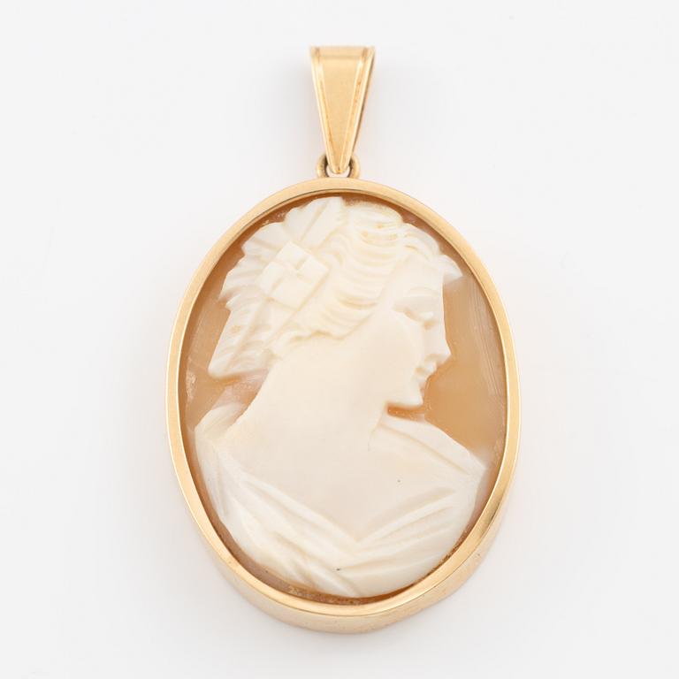 Pendant, 18K gold with shell cameo.