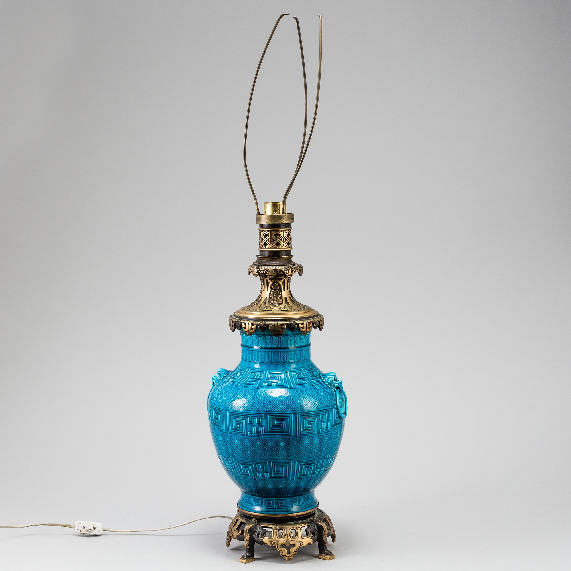 BORDSLAMPA, porslin, Kina, 1900-talets första hälft.