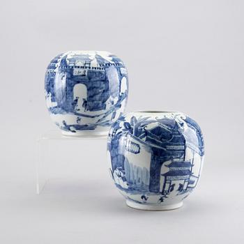 A PAIR OF CHINESE PORCELAIN URNS, 19/20th century.