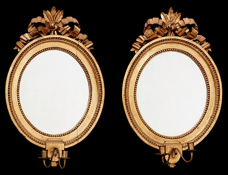 SPEGELLAMPETTER, för två ljus, ett par. Gustavianska, 1700-talets slut.