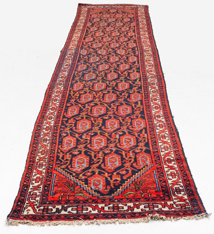 Gallerimatta, orientalisk, ca 516 x 103 cm.