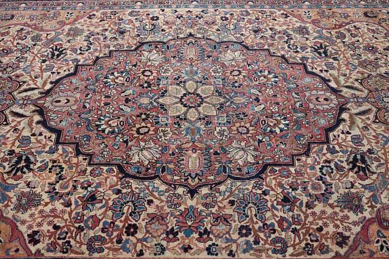 Matto, an antique Teheran probably, ca 317,5-319 x 206,5-215,5 cm.