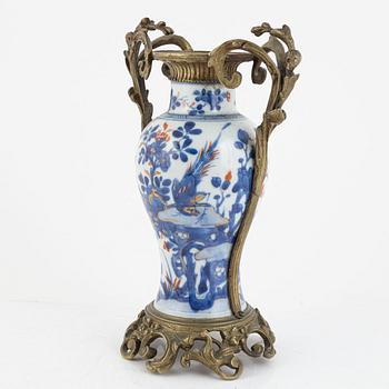 A Chinese imare porcelain vase, Qing dynasty, 18th century.