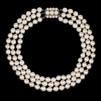 93. COLLIER, tre rader odlade japanska pärlor, 9 mm, lätt barocka.