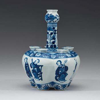 A blue and white tulip vase with female musicians, Qing dynasty, 19th Century.