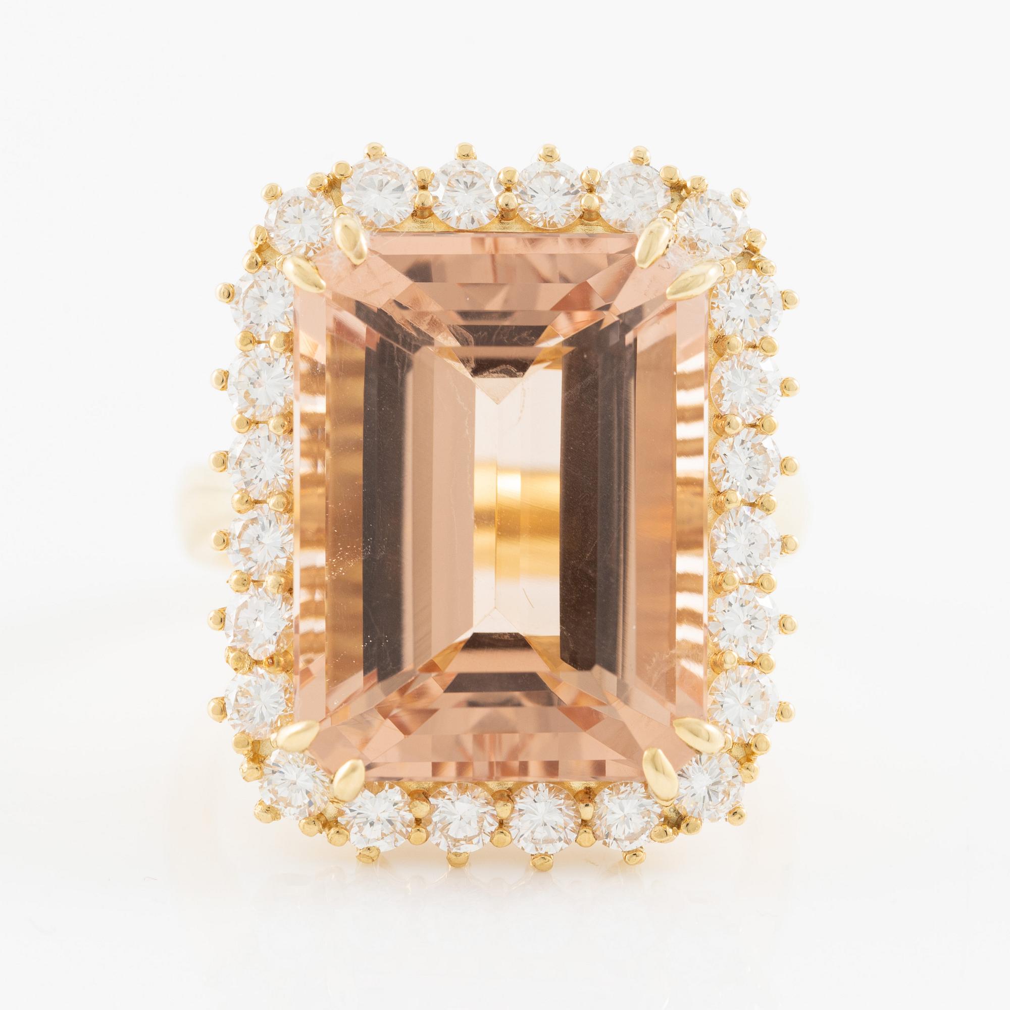 Ring 18K guld med en fasettslipad morganit och runda briljantslipade diamanter.