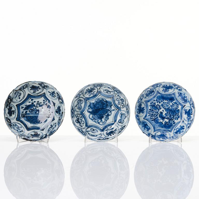 A group of 12 blue and white dishes, Ming dynasty, Wanli (1572-1620).