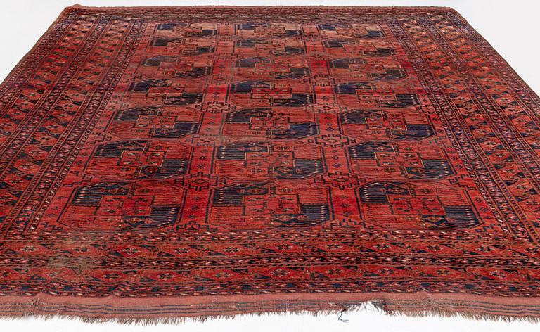 An antique carpet, Ersari, Afghanistan, ca 426 x 311 cm.