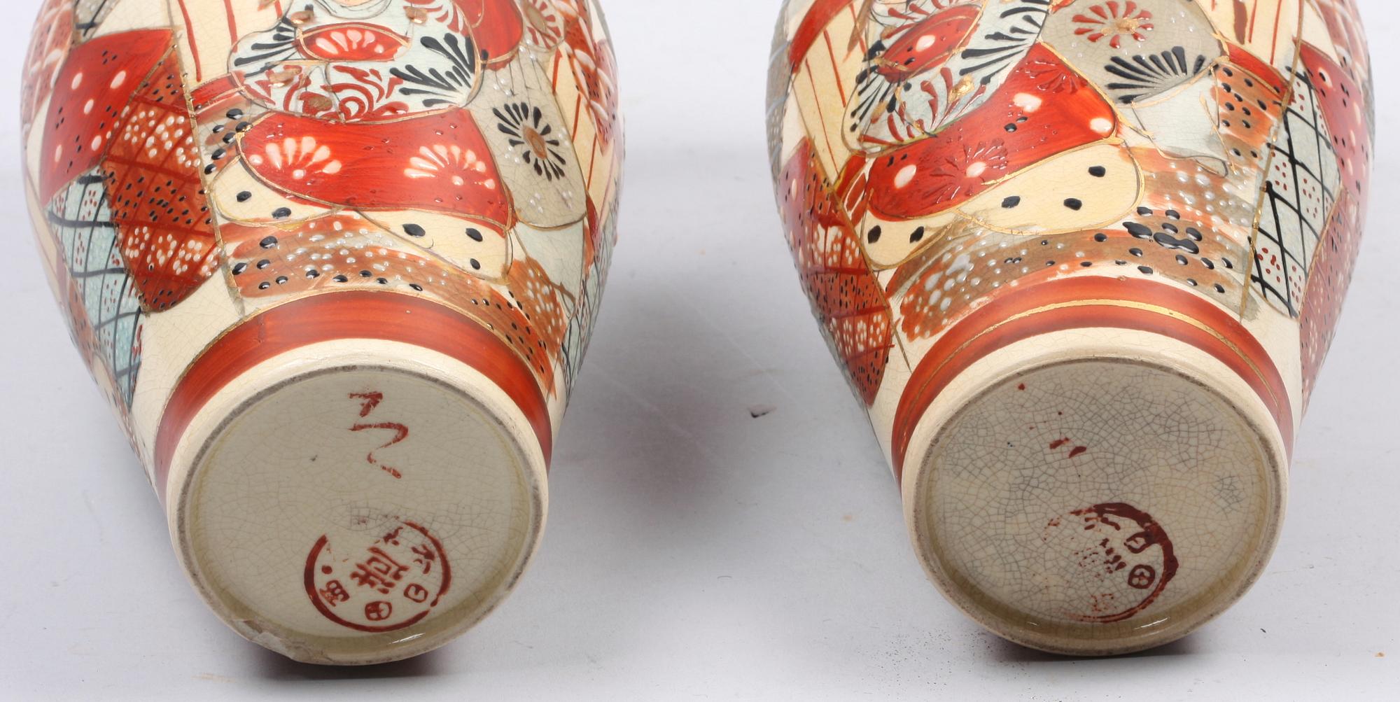 VASER, ett par, porslin, Satsuma, Japan.