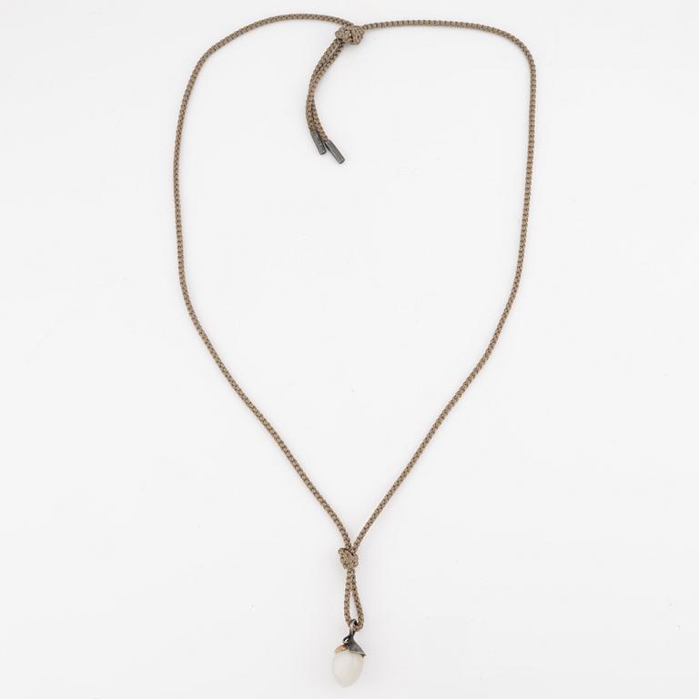 Ole Lynggaard, hänge, "Lotus", guld och silver samt små briljantslipade diamanter och troligen månsten.
