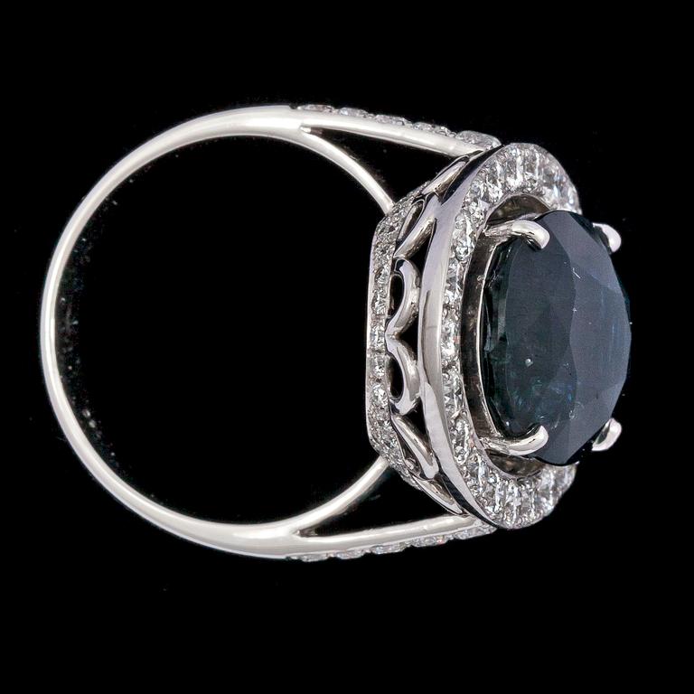 RING, blå fasettslipad safir, 10,82 ct och briljantslipade diamanter, tot. 1.64 ct.