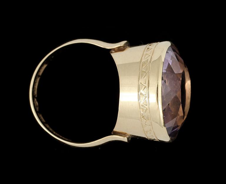 RING, guld 18K, ametist, Gustaf Dahlgren & Co, Malmö 1961. Vikt ca 9 gram.
