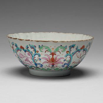 A famille rose bowl, Qing dynasty, Qianlong (1736-95).