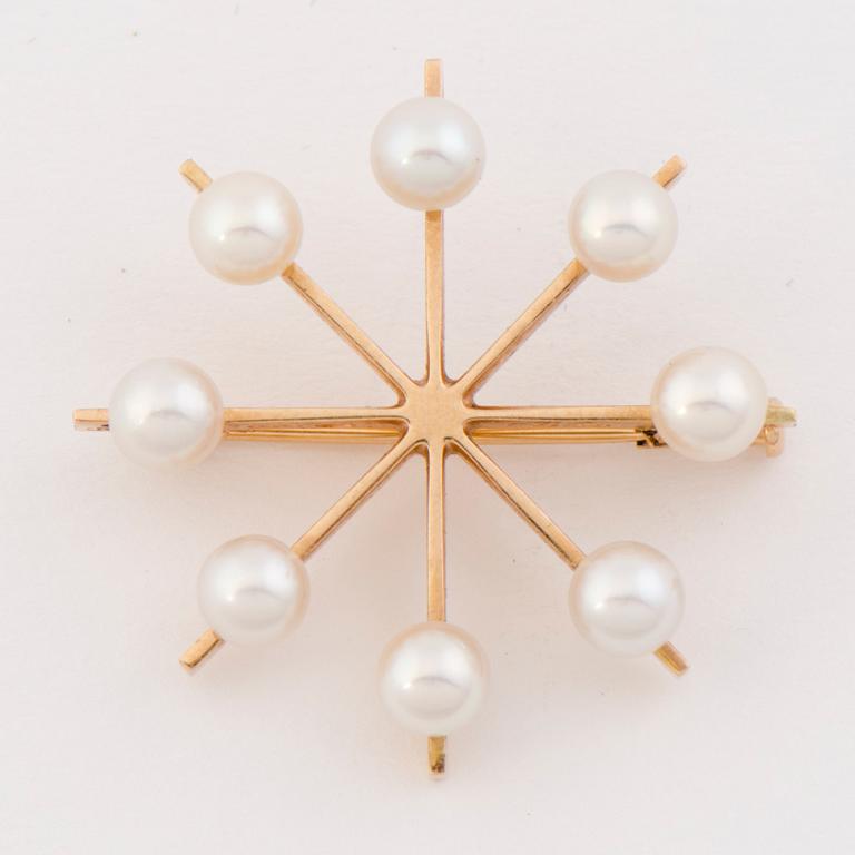 EERO RISLAKKI, RINTAKORU, viljellyt helmet, 14K kultaa. Westerback, Helsinki 1964.