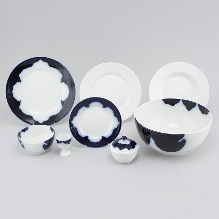 67 pieces of porcelan table ware, partly designed by Lin Utzon, Royal Copenhagen, 1980s.