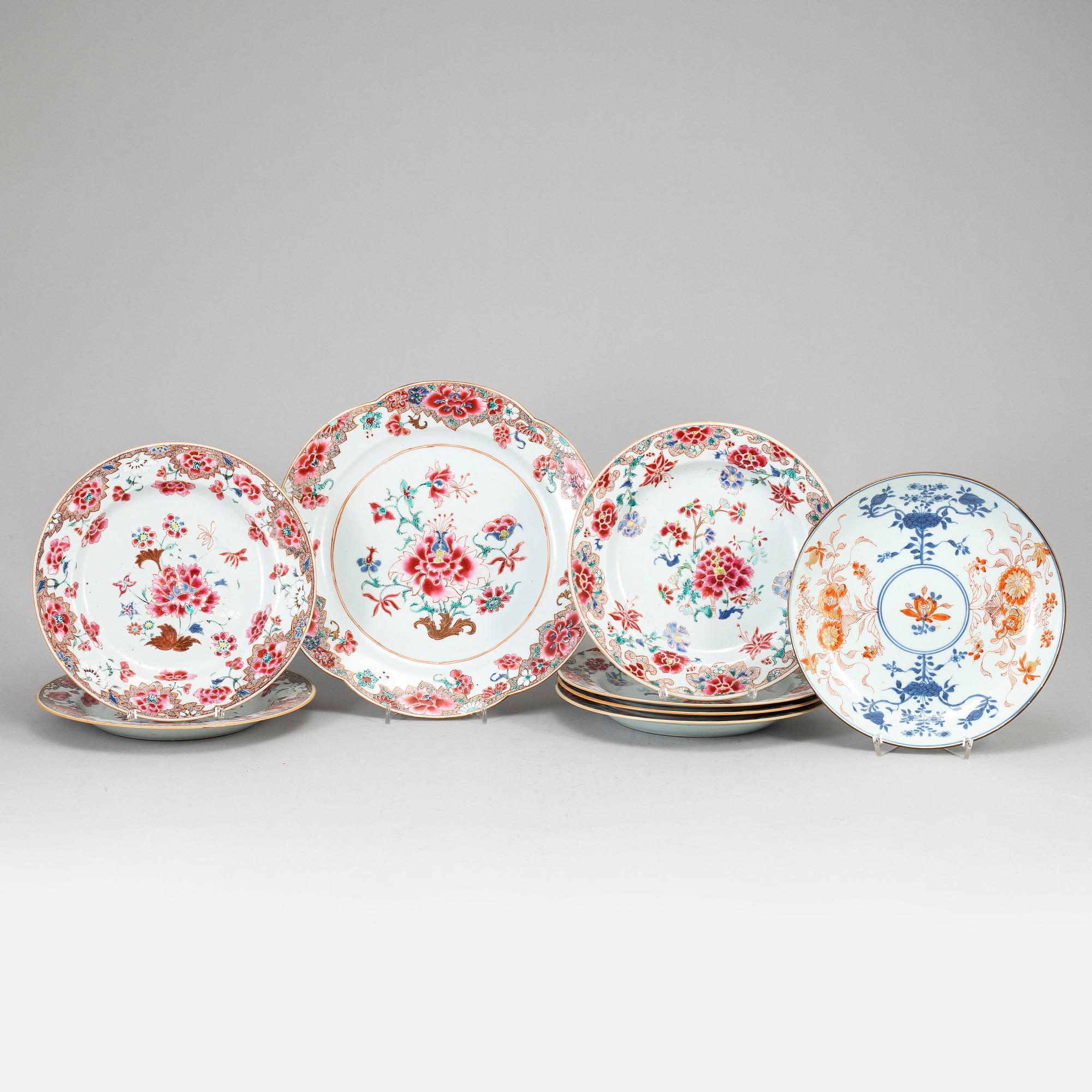 A set of six famille rose dinner plates and a serving dish, Qing dynasty, Qianlong (1736-95).