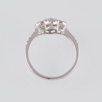 RING, 18K vitguld med briljantslipade diamanter ca 0.82 ct.