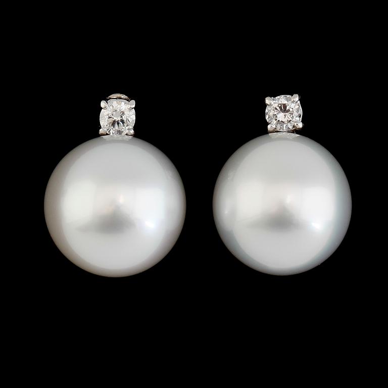 ÖRHÄNGEN, 1 par, 18K vitguld, 2 southsea pärlor, 2 briljantslipade diamanter tot ca 0.50 ct.