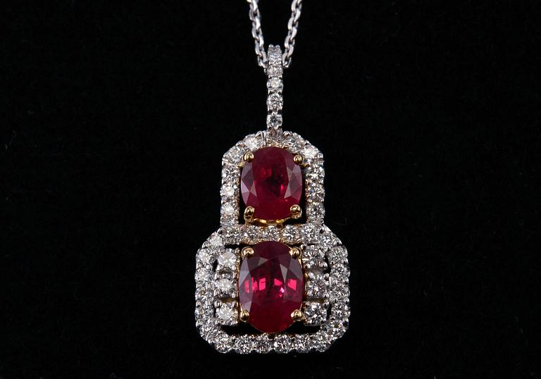 GARNITYR, briljantslipade diamanter ca 1.40 ct. Burmesiska rubiner ca 5.97 ct. Vikt 13,4 g.