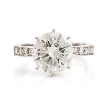 525. An 18K white gold ring set with a round brilliant-cut diamond.