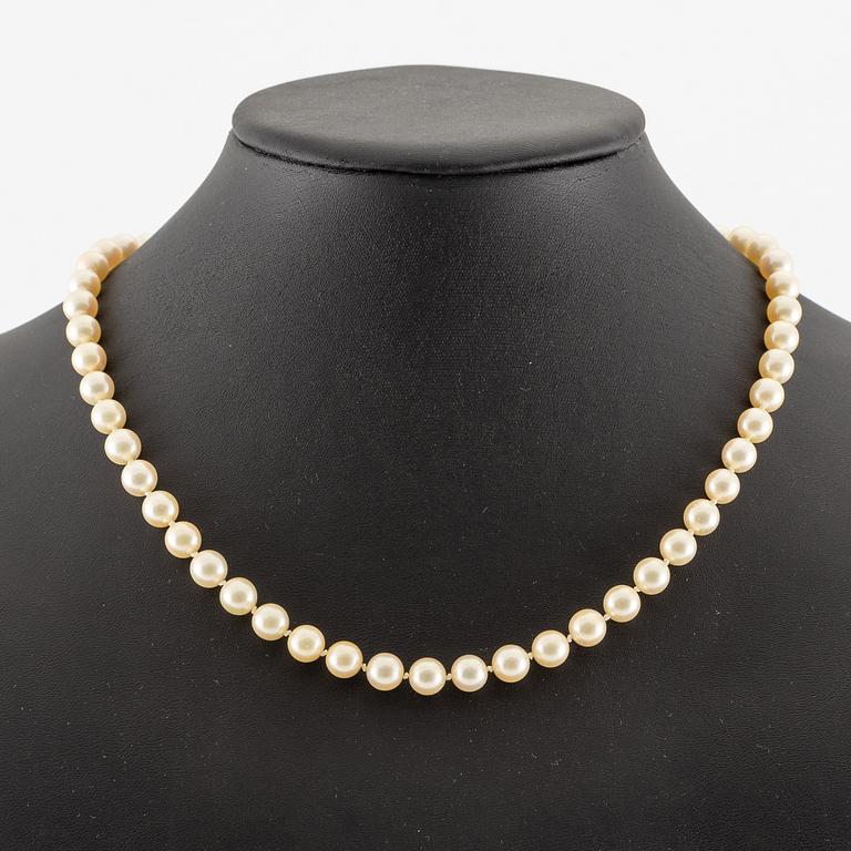 Necklace of cultured pearls with an 18K gold clasp and a cultured pearl.