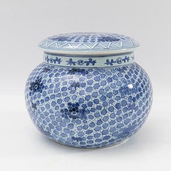 Urn with lid, China, 20th century.