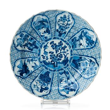 789. A blue and white dish, Qing dynasty, Kangxi (1662-1722).