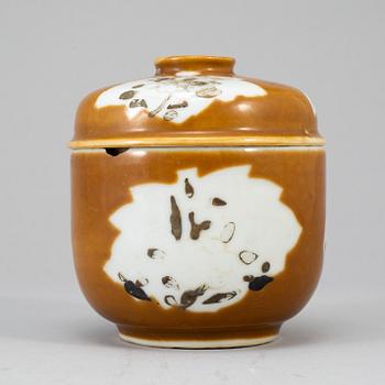 A capucinner glazed jar with cover, Qing dynasty, Qianlong (1736-95).