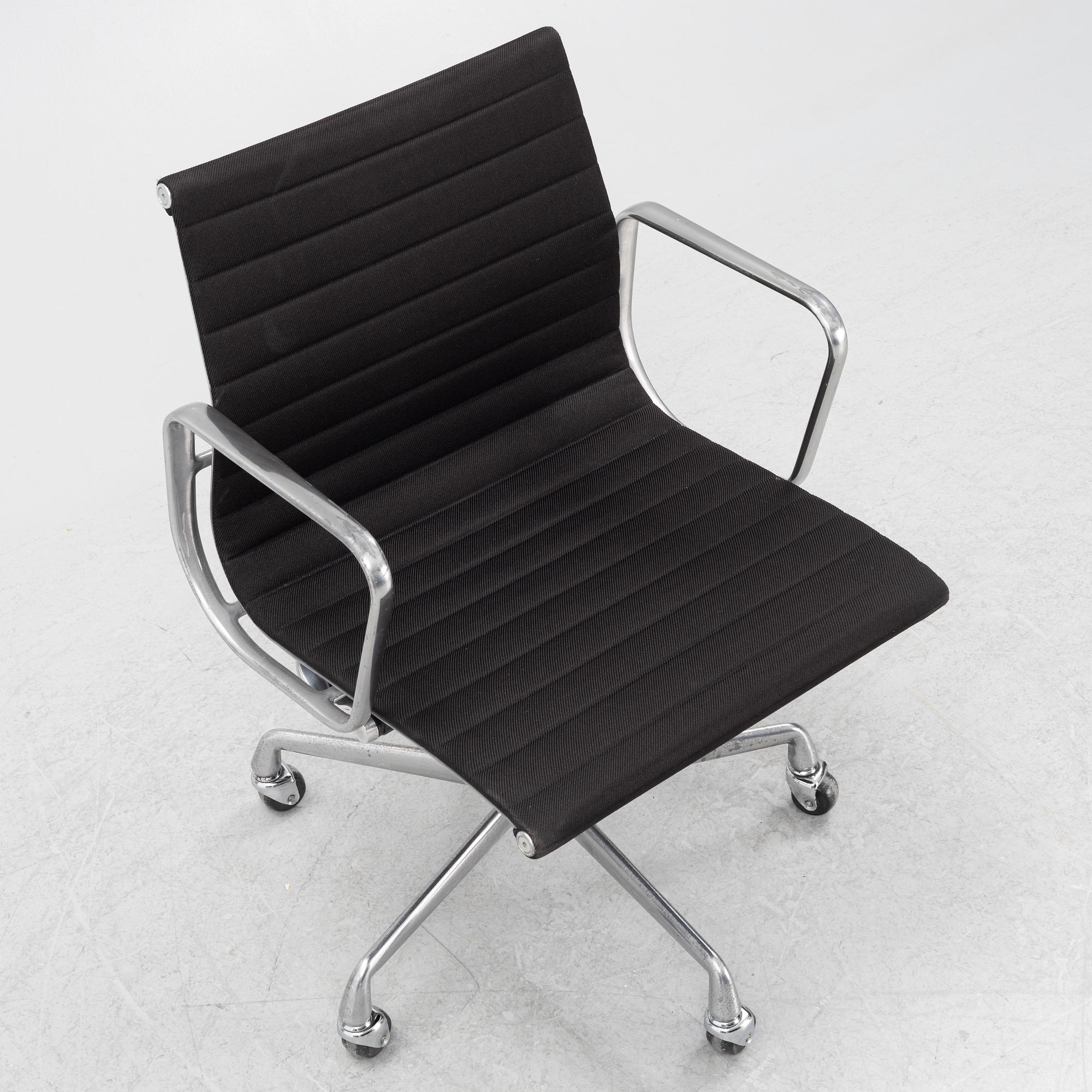 Charles & Ray Eames, swivel chair, 'EA 335', Norman Miller 1997.