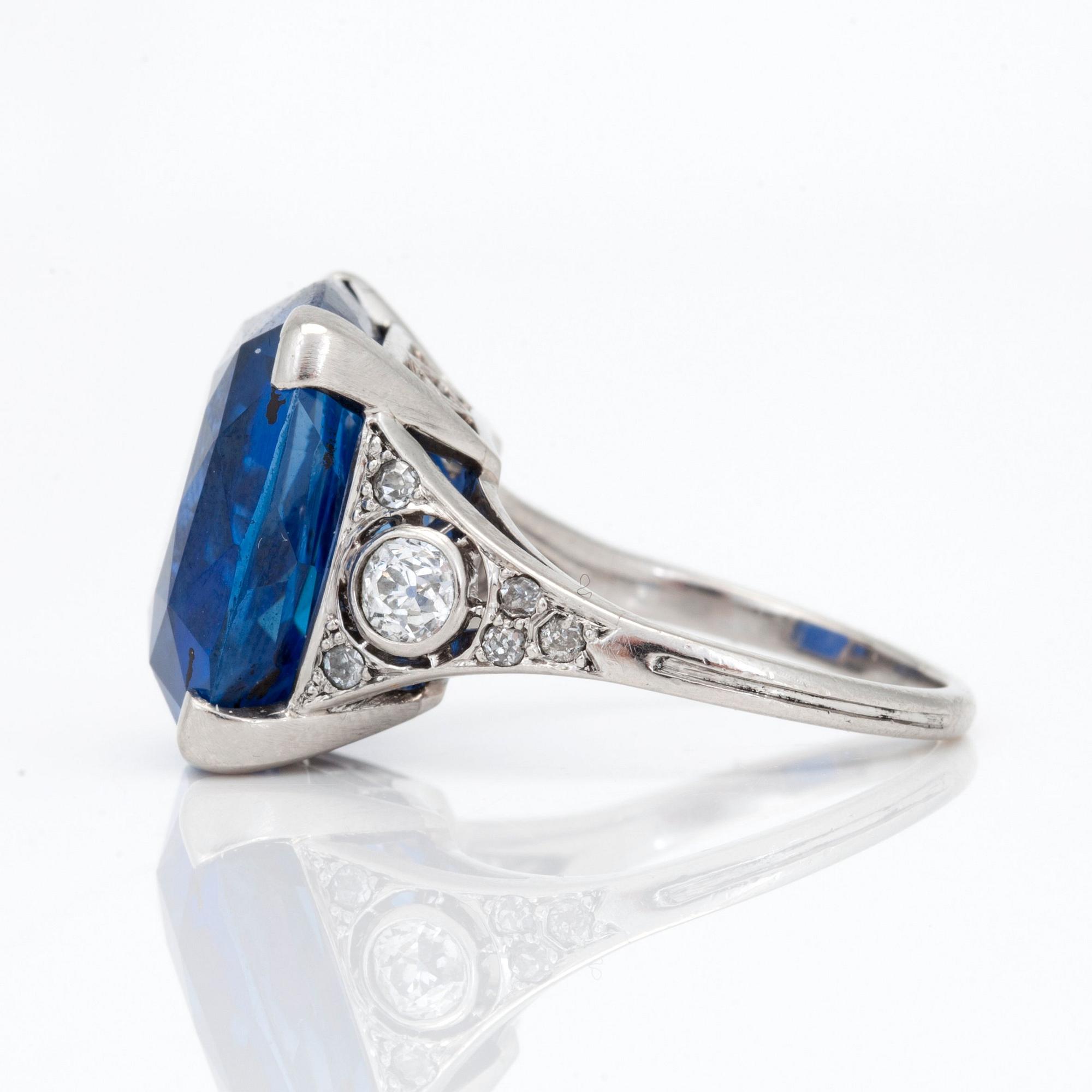 RING med obehandlad burmasafir 18.48 ct och gammalslipade diamanter totalt ca 0.33 ct.